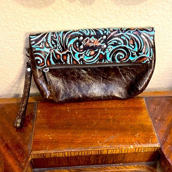 🔥Rare Leather Brown and teal Patricia Nash Clutch/Wristlet EUC!!! - Picture 1 of 6